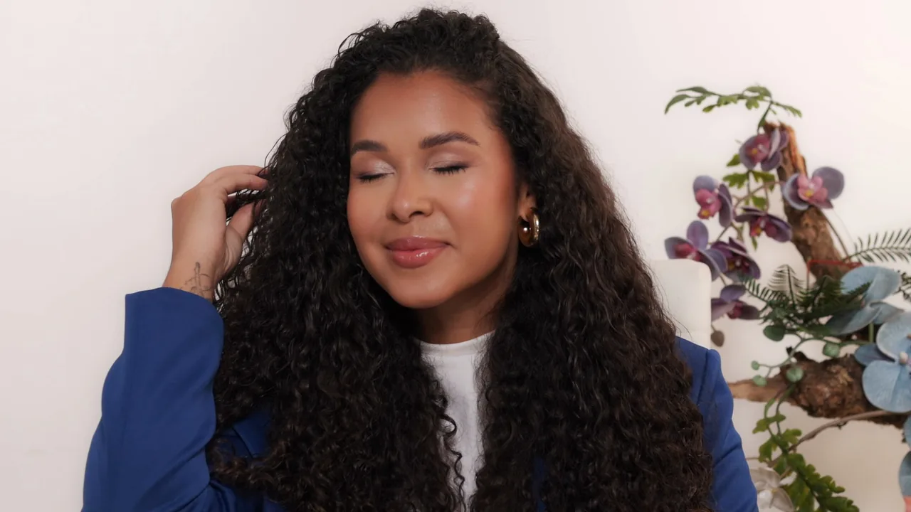 Maísa com um leve sorriso e os olhos fechados, mostrando o resultado do Soft Natural