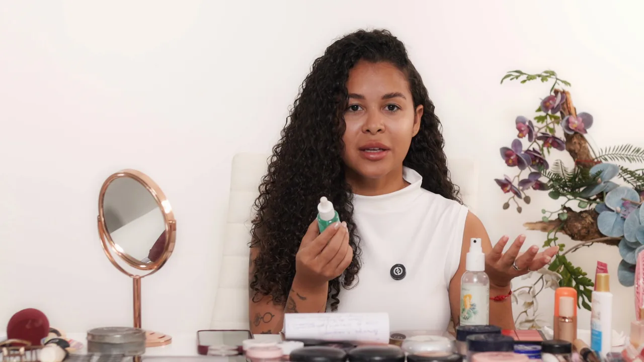Maísa mostrando um produto durante a aula sobre pele oleosa