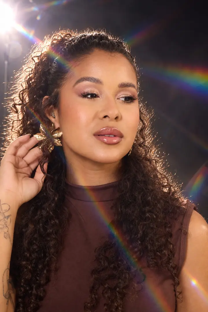 Maísa com maquiagem Soft Glam, em retrato de três quartos